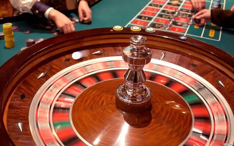 VIP Roulette live studio with multi-camera setup showing dealer, wheel, and betting interface on banktogel login